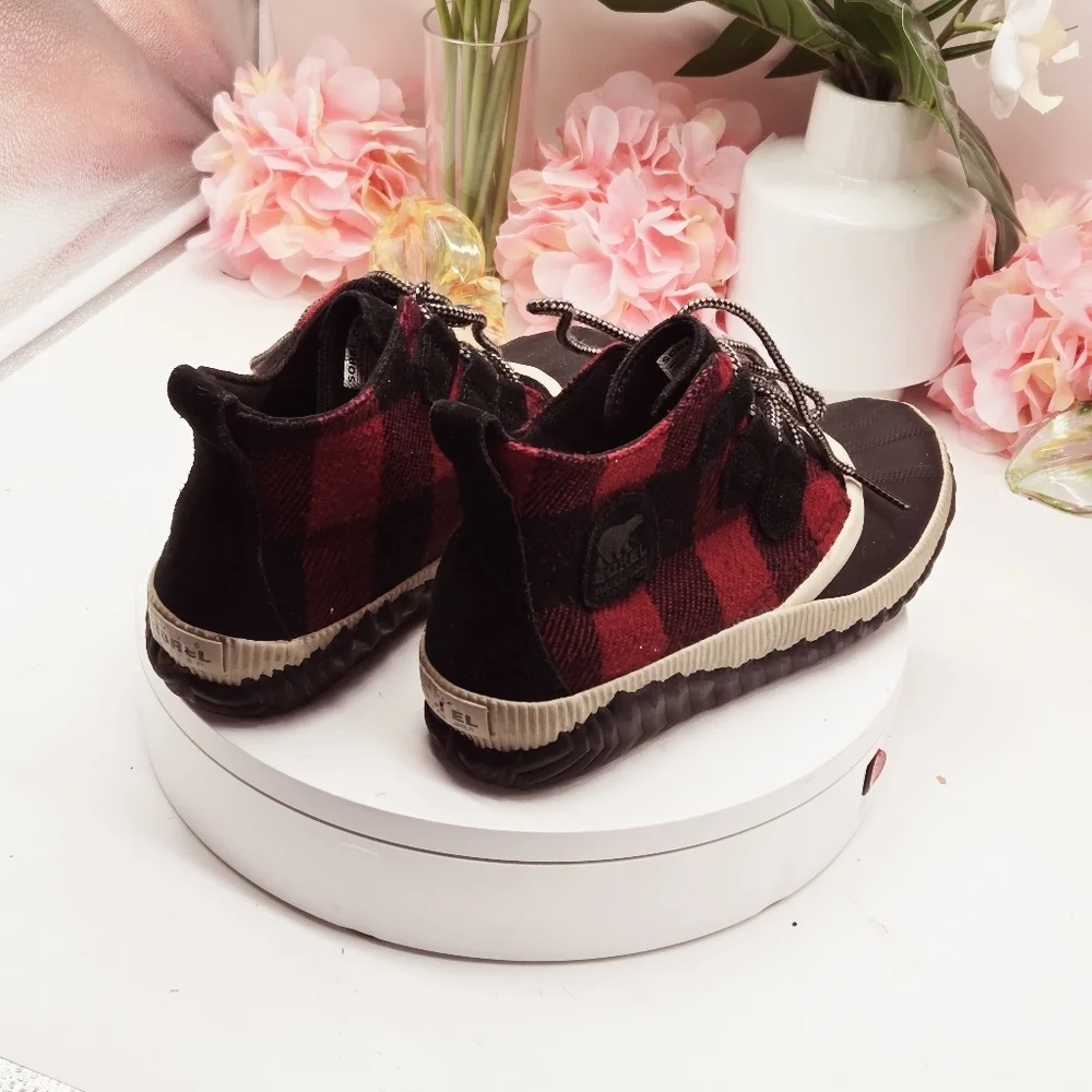Sorel Women's Out N About Plaid Lace Up Rain Booties Size 8.5
